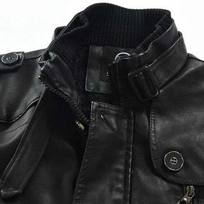 Sobretudo Masculino de Couro Romenzi RZ096, confeccionado em couro premium com design elegante e proteção ideal para os dias mais gelados.