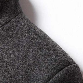 Sobretudo Masculino Grife Romenzi RZ094, com corte refinado e tecido premium, ideal para um visual elegante e sofisticado em estações frias.