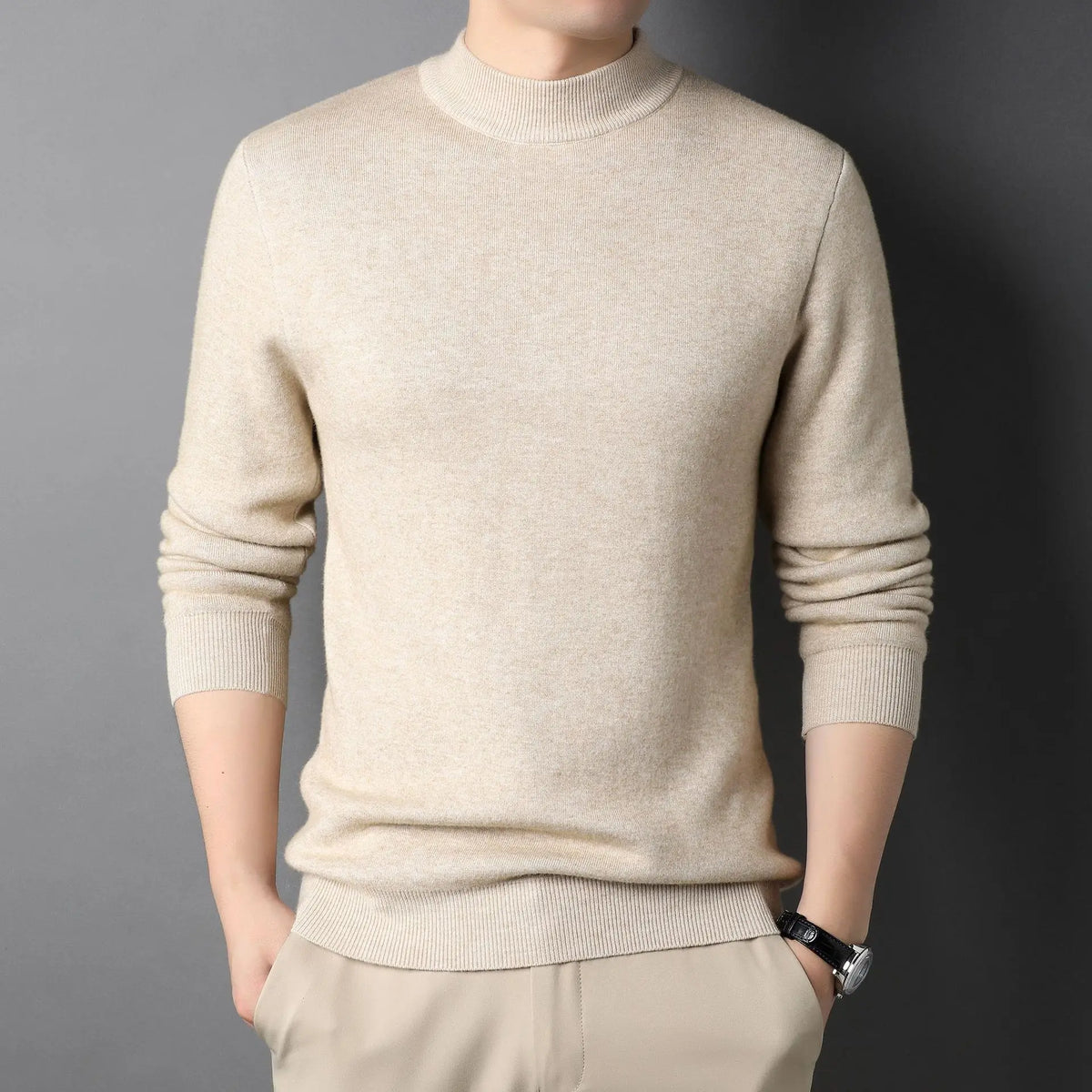 Suéter Masculino Básico Romenzi RZ041, design minimalista e elegante, feito com materiais de alta qualidade. Versátil para qualquer ocasião.