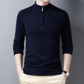 Suéter Masculino Brava Romenzi RZ750 em detalhe, peça com gola alta e zíper que oferece conforto, versatilidade e estilo sofisticado em qualquer ocasião.