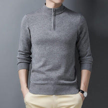 Suéter Masculino Brava Romenzi RZ750 em detalhe, peça com gola alta e zíper que oferece conforto, versatilidade e estilo sofisticado em qualquer ocasião.