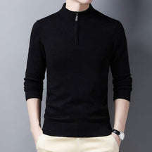 Suéter Masculino Brava Romenzi RZ750 em detalhe, peça com gola alta e zíper que oferece conforto, versatilidade e estilo sofisticado em qualquer ocasião.