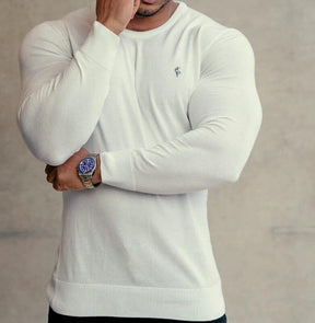 Suéter Masculino em Lã Superfina Romenzi RZ758 em detalhe, peça minimalista com logotipo discreto que oferece conforto, durabilidade e estilo sofisticado.