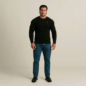 Suéter Masculino em Lã Superfina Romenzi RZ758 em detalhe, peça minimalista com logotipo discreto que oferece conforto, durabilidade e estilo sofisticado.