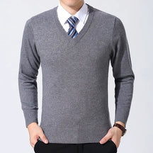 Suéter Masculino Executivo Romenzi RZ759 em detalhe, peça sofisticada com caimento moderno, ideal para ocasiões formais, sociais e uso diário.