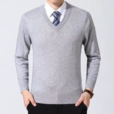Suéter Masculino Executivo Romenzi RZ759 em detalhe, peça sofisticada com caimento moderno, ideal para ocasiões formais, sociais e uso diário.