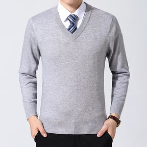 Suéter Masculino Executivo Romenzi RZ759 em detalhe, peça sofisticada com caimento moderno, ideal para ocasiões formais, sociais e uso diário.