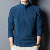 Suéter Masculino Gola Alta com Zíper Romenzi RZ760 em detalhe, peça sofisticada que oferece aquecimento, conforto e estilo moderno em dias frios.