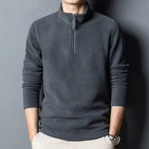 Suéter Masculino Gola Alta com Zíper Romenzi RZ760 em detalhe, peça sofisticada que oferece aquecimento, conforto e estilo moderno em dias frios.