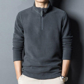 Suéter Masculino Gola Alta com Zíper Romenzi RZ760 em detalhe, peça sofisticada que oferece aquecimento, conforto e estilo moderno em dias frios.