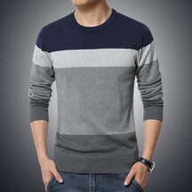 Suéter Masculino Listrado Romenzi RZ761 em detalhe, peça com design listrado e acabamento impecável que oferece conforto e estilo sofisticado.