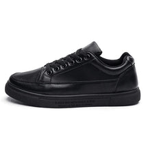 Tênis Masculino Romenzi RZ377 feito em couro ecológico com design elegante, palmilha confortável e sola antiderrapante, ideal para uso diário.