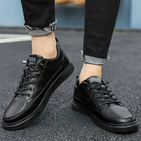 Tênis Masculino de Couro Fashion Romenzi RZ331, couro premium, design exclusivo, costura reforçada e sola antiderrapante para estilo e segurança.