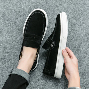 Tênis Masculino Romenzi RZ385, em couro e camurça marrom ou preto, com design moderno e sola de borracha resistente.