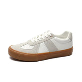 Tênis masculino em camurça Romenzi RZ389 com design minimalista, sola em borracha, fecho em cadarço e acabamento elegante para estilo casual refinado.