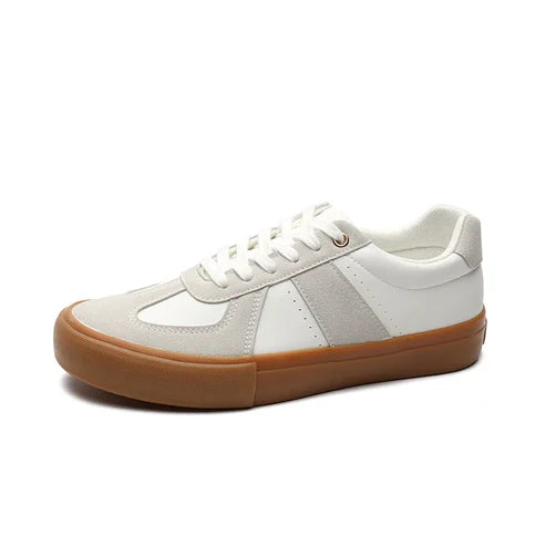 Tênis masculino em camurça Romenzi RZ389 com design minimalista, sola em borracha, fecho em cadarço e acabamento elegante para estilo casual refinado.
