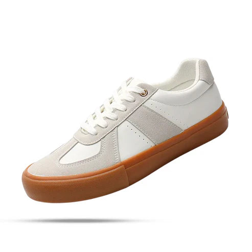 Tênis masculino em camurça Romenzi RZ389 com design minimalista, sola em borracha, fecho em cadarço e acabamento elegante para estilo casual refinado.