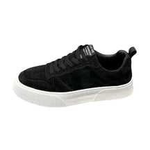 Tênis masculino Romenzi RZ391 em camurça premium, design sofisticado e sola em borracha resistente, ideal para estilo urbano com conforto e leveza.