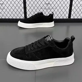 Tênis masculino Romenzi RZ391 em camurça premium, design sofisticado e sola em borracha resistente, ideal para estilo urbano com conforto e leveza.