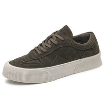 Tênis Masculino Romenzi RZ395 em camurça premium com design moderno, sola de borracha reta e estilo minimalista para looks casuais e urbanos.