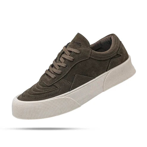 Tênis Masculino Romenzi RZ395 em camurça premium com design moderno, sola de borracha reta e estilo minimalista para looks casuais e urbanos.