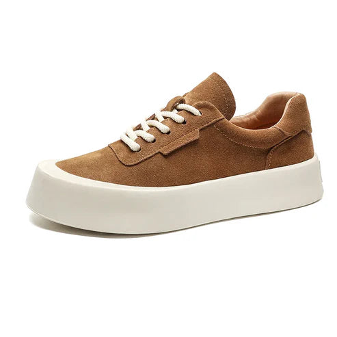 Tênis Masculino Romenzi RZ397 em camurça premium com acabamento refinado, sola reta e visual minimalista para estilo casual e sofisticado.