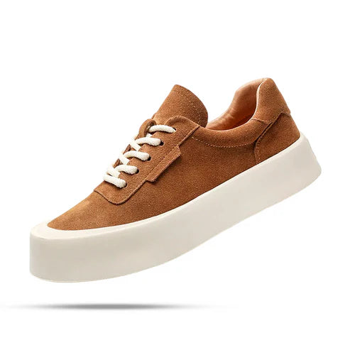 Tênis Masculino Romenzi RZ397 em camurça premium com acabamento refinado, sola reta e visual minimalista para estilo casual e sofisticado.