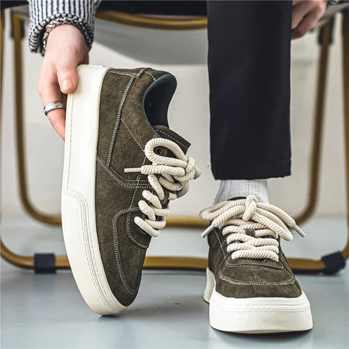 Tênis Masculino em Camurça Romenzi RZ403 com visual contemporâneo, acabamento premium, sola reta e detalhes elegantes para estilo casual e urbano.
