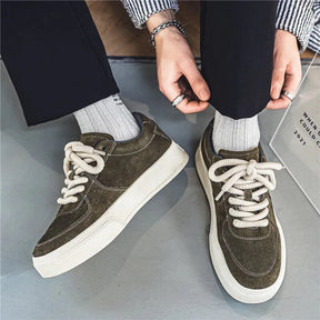 Tênis Masculino em Camurça Romenzi RZ403 com visual contemporâneo, acabamento premium, sola reta e detalhes elegantes para estilo casual e urbano.