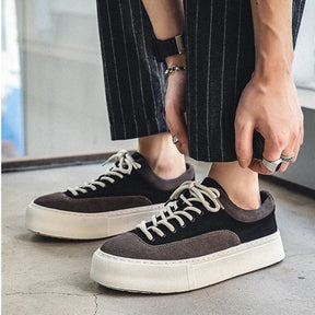 Tênis Masculino Romenzi RZ423 em camurça premium marrom com bico arredondado, forro resistente e sola de borracha para conforto estiloso diário.