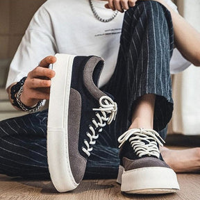 Tênis Masculino Romenzi RZ423 em camurça premium marrom com bico arredondado, forro resistente e sola de borracha para conforto estiloso diário.