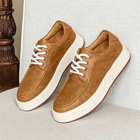Tênis Masculino em Couro Romenzi RZ386 caramelo ou cinza com visual minimalista, sola durável e acabamento elegante para uso casual e moderno.