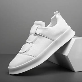 Tênis Masculino Romenzi RZ421 nas cores branco ou preto em couro premium com cadarço ajustável, sola resistente e estilo elegante para o dia a dia.