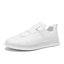 Tênis Masculino Romenzi RZ421 nas cores branco ou preto em couro premium com cadarço ajustável, sola resistente e estilo elegante para o dia a dia.