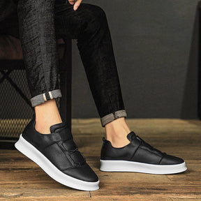 Tênis Masculino Romenzi RZ421 nas cores branco ou preto em couro premium com cadarço ajustável, sola resistente e estilo elegante para o dia a dia.