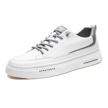 Tênis Masculino Romenzi RZ374 em microfibra com cadarço, sola de borracha e palmilha em E.V.A. Ideal para estilo casual com conforto.