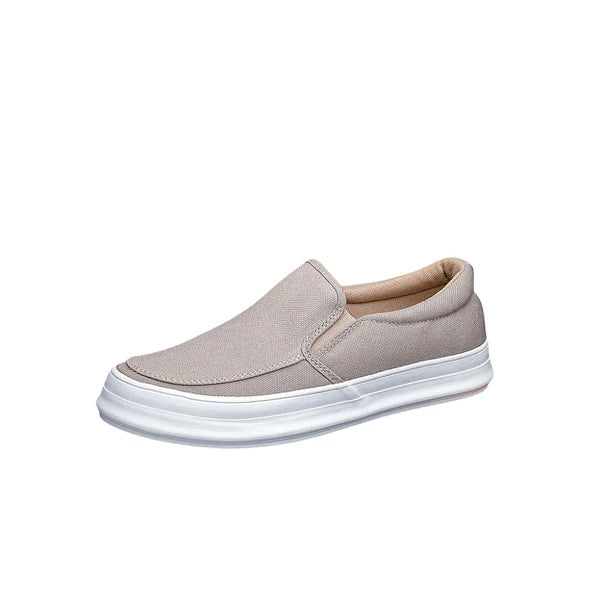 Tênis Masculino Slip On Romenzi RZ408 em tecido leve e palmilha em PU, estilo casual nas cores bege, verde musgo, branco e preto.